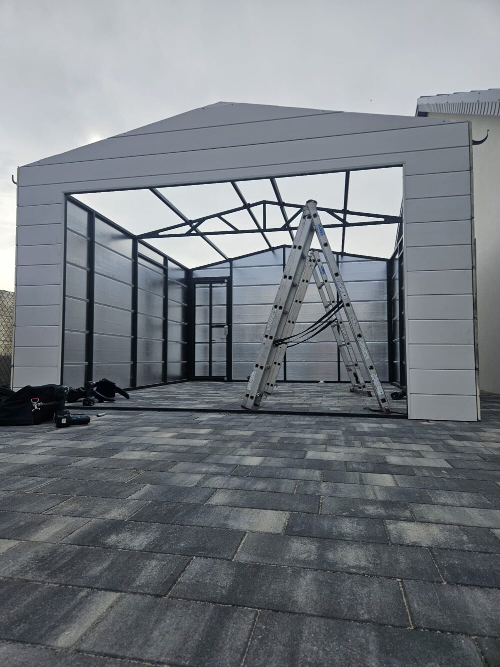 Zateplená garáž ze sendvičových panelů 4x6 m, sekční vrata - Image 3