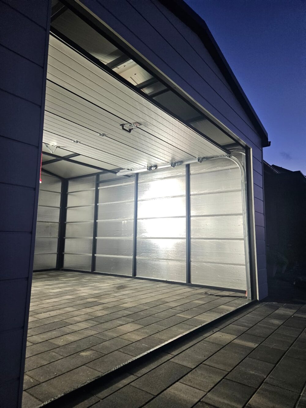 Zateplená garáž ze sendvičových panelů 4x6 m, sekční vrata - Image 5